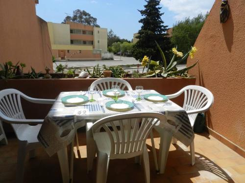 Appartement La Londe-les-Maures, 1 pièce, 4 personnes - FR-1-251-786 - Location saisonnière - La Londe-les-Maures