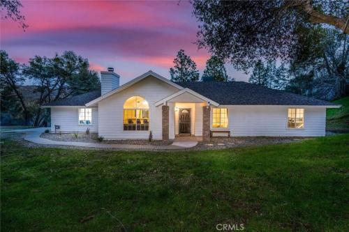 Mountain Retreat! 4 BDR, 2 BTH Yosemite, Bass Lake