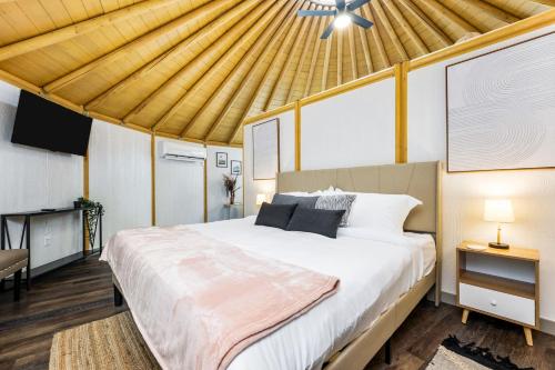 Freedom Yurt Cabins - Reserve Yurt Campground in Canyon Lake, USA