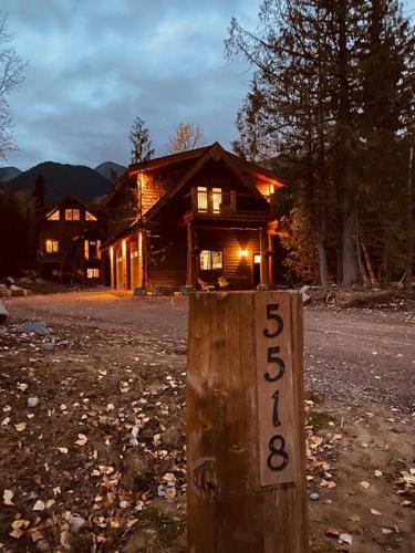 Ski-In Chalet: Private Hot tub, Bonus Bunk House - Fernie