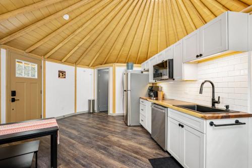 Monroe & Magnolia - Freedom Yurt Cabins in Canyon Lake, USA
