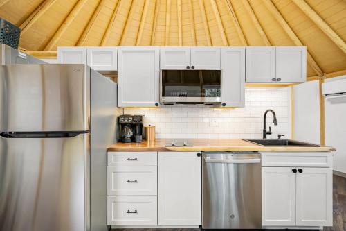 Monroe & Magnolia - Freedom Yurt Cabins in Canyon Lake, USA