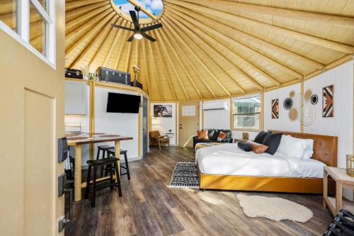 Gentry & Stetson - Freedom Yurt Cabins in Canyon Lake, USA