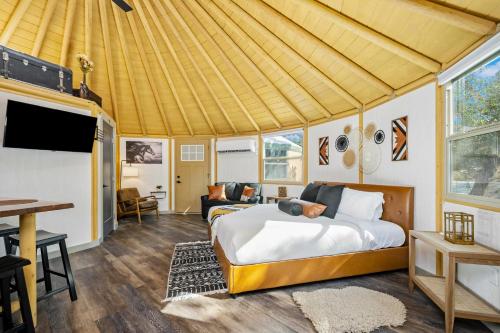 Gentry & Stetson - Freedom Yurt Cabins in Canyon Lake, USA