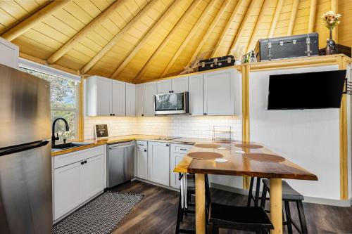 Gentry & Stetson - Freedom Yurt Cabins in Canyon Lake, USA