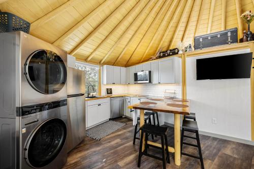 Gentry & Stetson - Freedom Yurt Cabins in Canyon Lake, USA