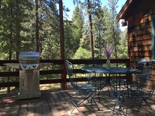 Ahwahnee-be Vintage Cabin - Walk to town! in Idyllwild, USA