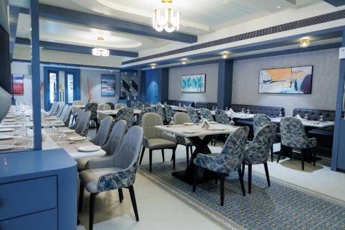 Ресторант, AJ GRAND ELITE HOTEL  in Jeppinamogaru