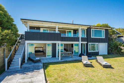 Lakefront Style - Lake Taupo Holiday Home - image 5