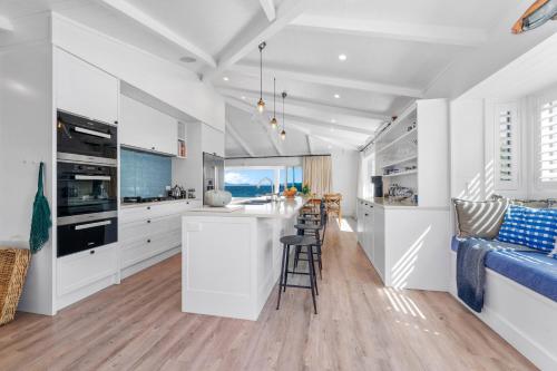 Lakefront Style - Lake Taupo Holiday Home - image 3