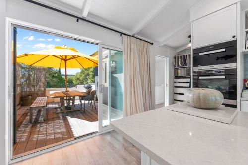 Lakefront Style - Lake Taupo Holiday Home - image 2