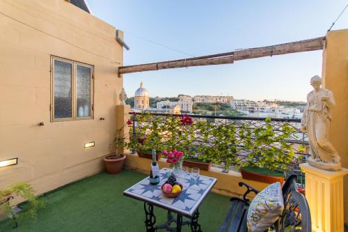 Sunny Maltese townhouse Madonnina Kalkara - Happy Rentals