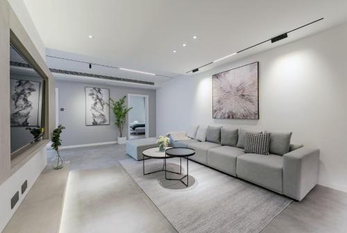 Eastern Hub - ZhongShan Park Metro Station 50m, Modern Light Three-bedroom Apartment
