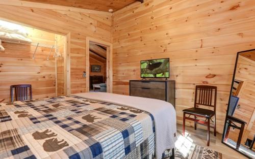 Deja View Take in tranquil wooded views and soak in the hot tub