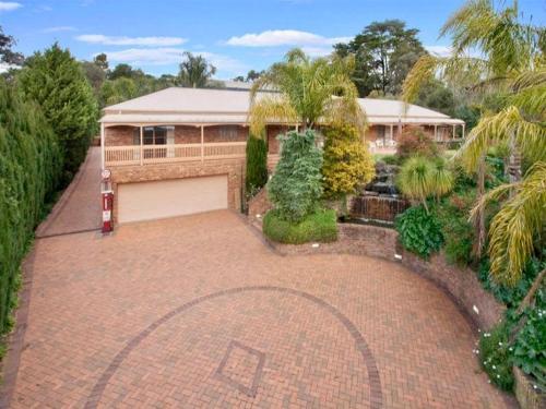 Exquisite Villa Living at 5 Swansfield Ct, Warrandyte - Shared Amenities Await!