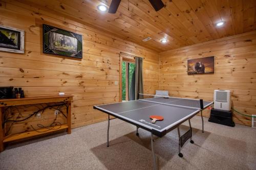 Ricks Retreat Log Cabin- Firepit Ping-Pong Hot Tub in Mineral Bluff, USA