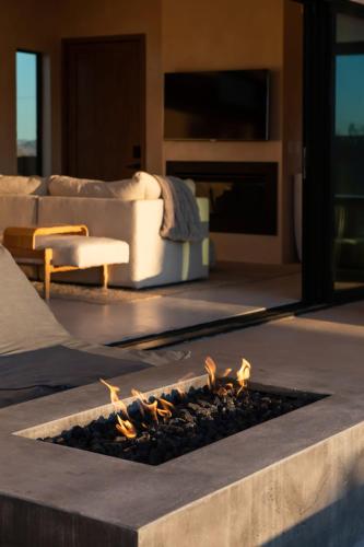 Sol e Cielo Casa Dua rare luxury oasis w pool in Yucca Valley, USA