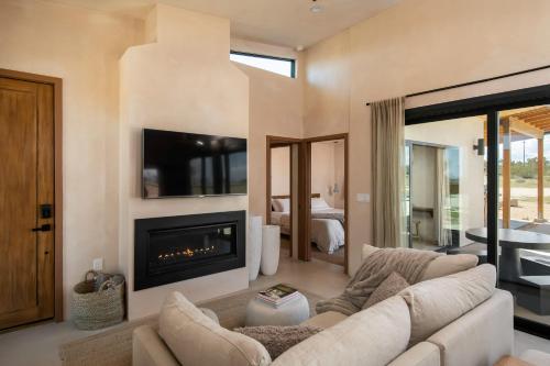 Sol e Cielo Casa Dua rare luxury oasis w pool in Yucca Valley, USA