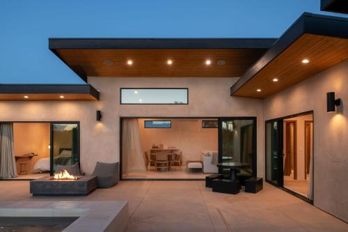 Sol e Cielo Casa Dua rare luxury oasis w pool in Yucca Valley, USA