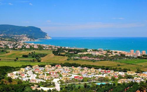 169 - Bellissima villetta bilocale attrezzata, con portico e giardino al Residence Adamo e Eva, con piscina e campo da calcetto