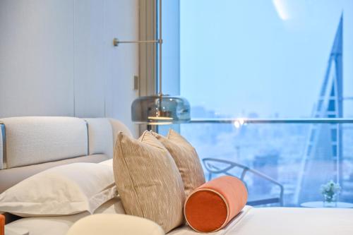 Panoramic Bay View Suite - King Bed image 5