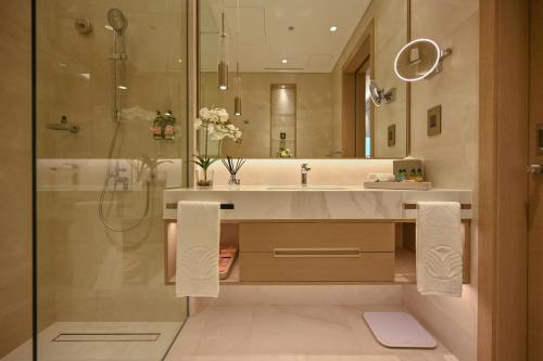 Family Suite with Panoramic Bay View image 2