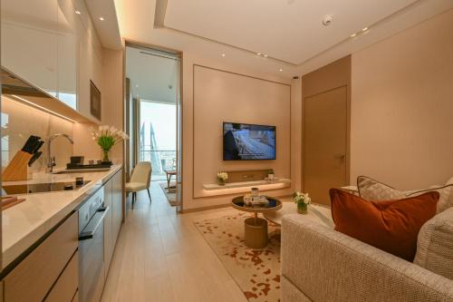Family Suite with Panoramic Bay View image 3