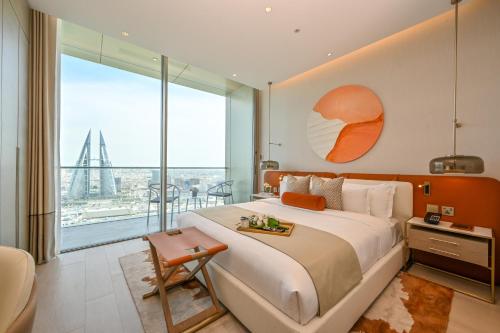 Family Suite with Panoramic Bay View room in Onyx Rotana