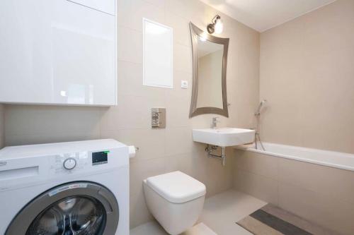 Danubius One - spacious apartment w free parking, Bratislava (photo 2)