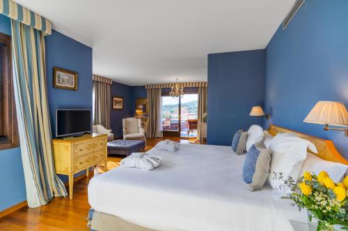1 queen bed, 1 sofa bed