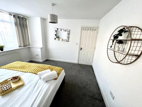 Modern 2 bed close to mall with parking & garden 4