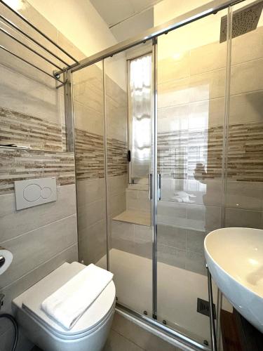 Quadruple Room with Balcony image 3