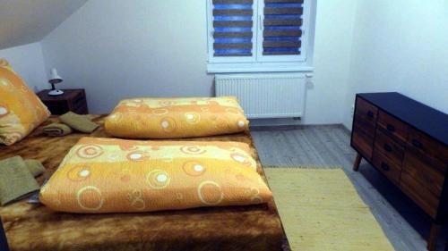 1 double bed, 2 twin beds
