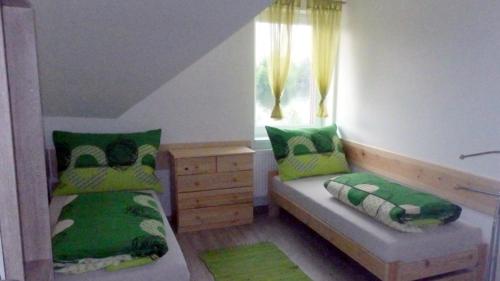 2 twin beds