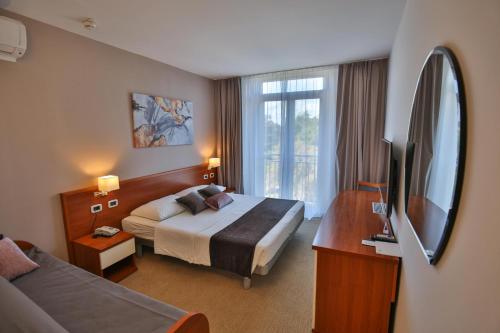 Arena Hotel Holiday - image 12