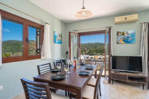Bližnja okolica, Richmond Villa Greece in Elios Proni