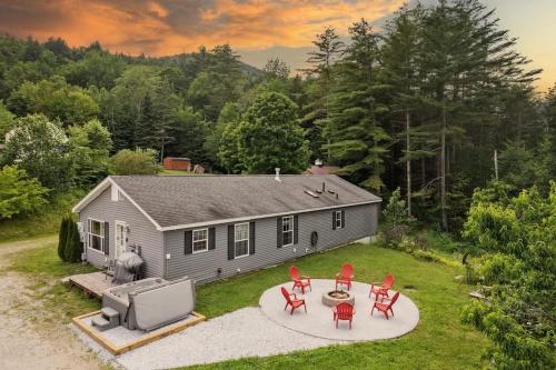 Blueberry Hill Escape Pet Friendly HotTub Fire pit in Bridgewater, USA
