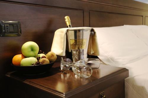 1 queen bed, 1 twin bed