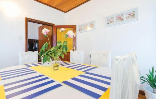 Rooms Croatia with kitchen and dining area for guests