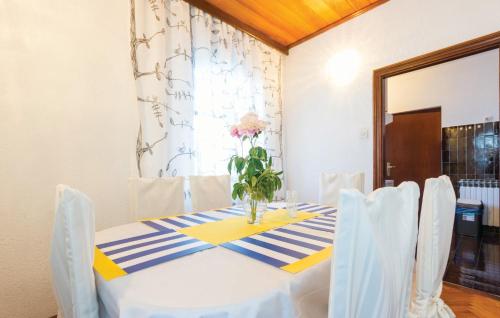 Rooms Croatia with kitchen and dining area for guests