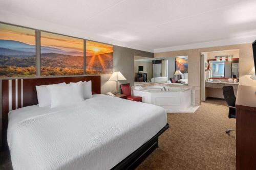 Days Inn by Wyndham Columbia Kentucky in Columbia, USA