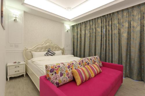 Standard King Room image 9