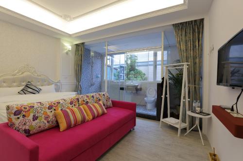 Standard King Room image 8