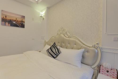 Standard King Room image 7