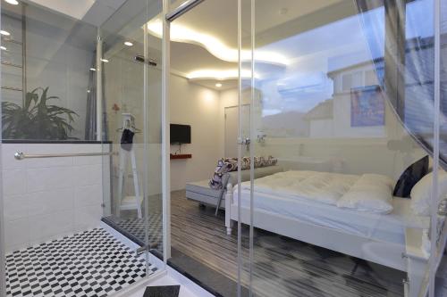 Classic Double Room image 10