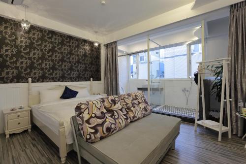 Classic Double Room image 9