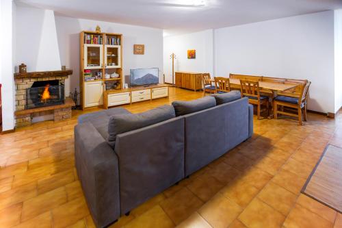  Val Taleggio nel verde x8 persone con camino e Wifi in Olda