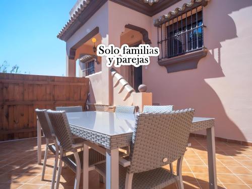 Casa con Terraza Privada cerca del Pueblo para familias A