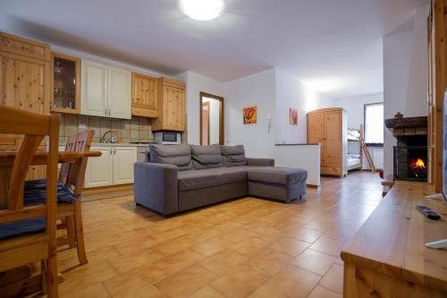  Val Taleggio nel verde x8 persone con camino e Wifi in Olda