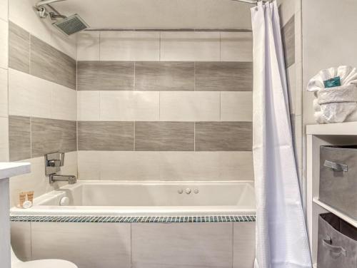 Spectacular View-dog Friendly- Pool-peaceful